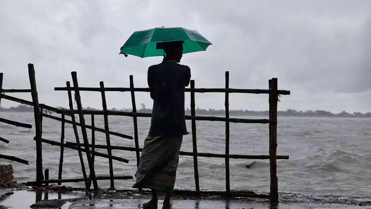 চার অঞ্চলে ঝড়ের আভাস, নদীবন্দরে সতর্ক সংকেত