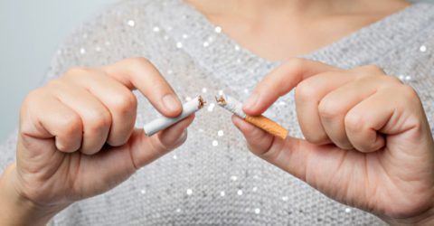 তামাক ছাড়তে প্রিয়জনকে সাহায্য করবেন যেভাবে