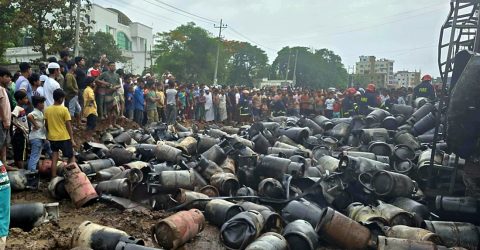 মহাসড়কে ভয়াবহ গ্যাস সিলিন্ডার বিস্ফোরণ: বিকট শব্দে ঘুম ভাঙলো মানুষের