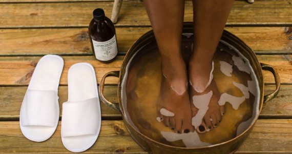 গোড়ালির মরা চামড়া দূর করতে পারেন ৫ উপায়ে