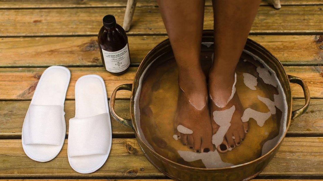 গোড়ালির মরা চামড়া দূর করতে পারেন ৫ উপায়ে