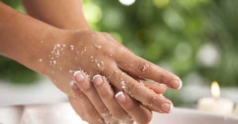 হাতের ত্বকের বলিরেখা আটকাতে কী করবেন জেনে নিন