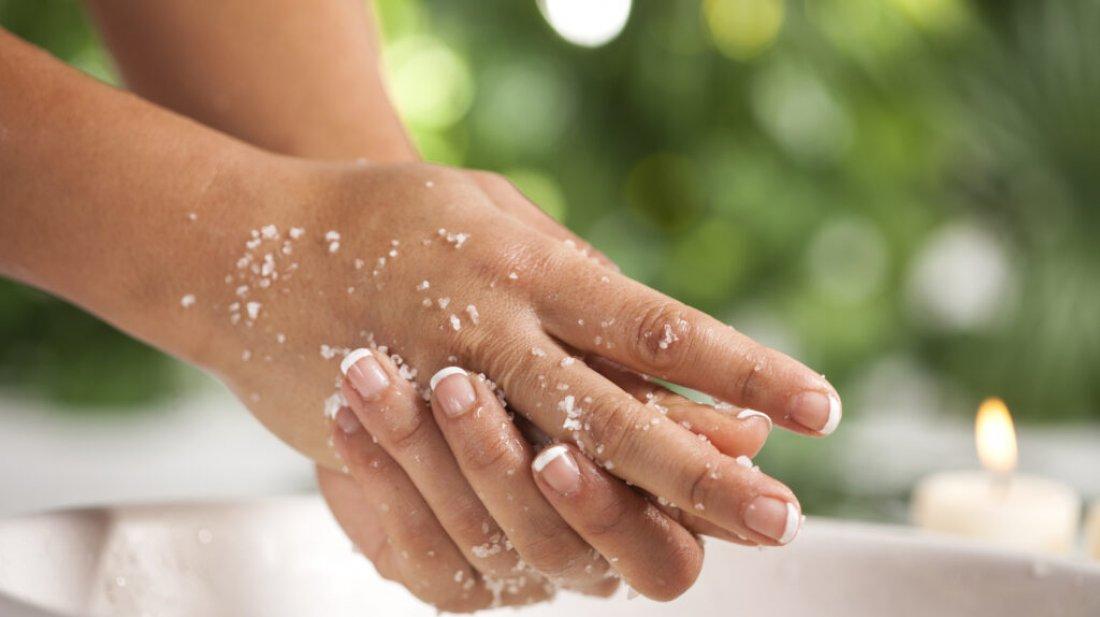 হাতের ত্বকের বলিরেখা আটকাতে কী করবেন জেনে নিন