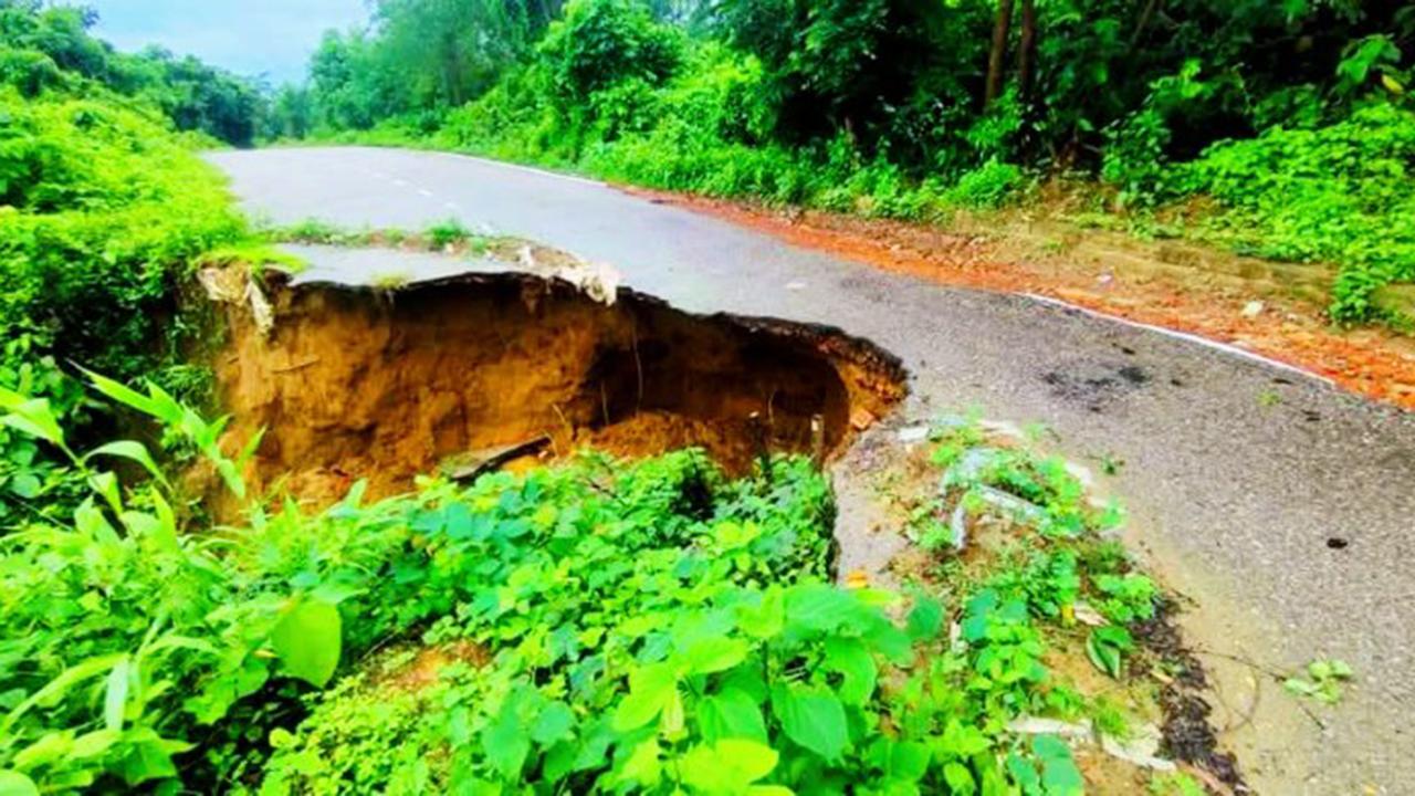 বান্দরবানে টানা বৃষ্টিতে ১৫০ কি.মি. সড়কের ক্ষতি, দ্রুত মেরামতের উদ্যোগ