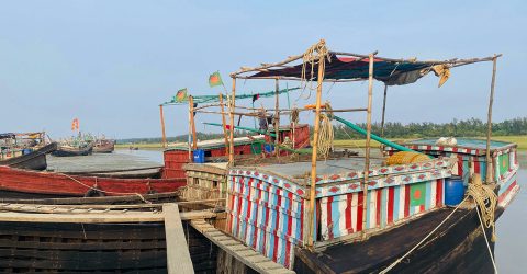 দিনভর ঝোড়ো হাওয়া-বৃষ্টি, সারা দেশের সঙ্গে হাতিয়ার নৌযোগাযোগ বন্ধ