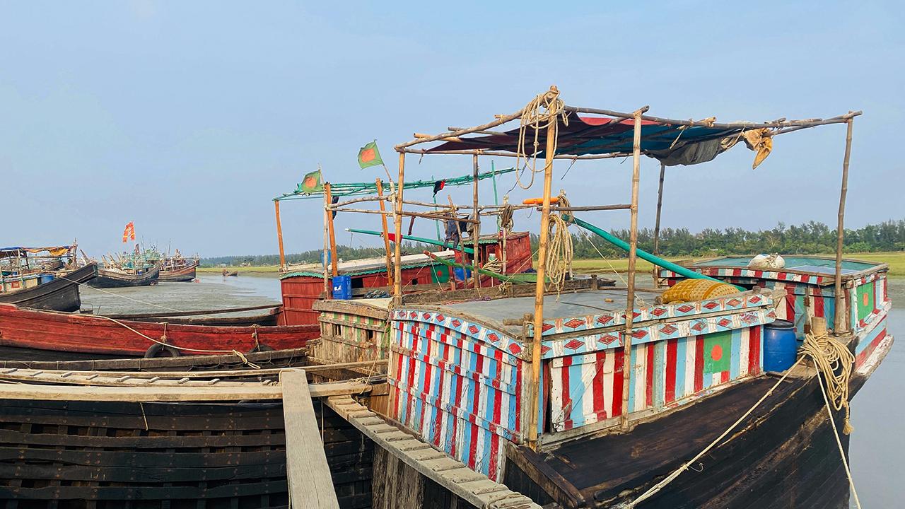 দিনভর ঝোড়ো হাওয়া-বৃষ্টি, সারা দেশের সঙ্গে হাতিয়ার নৌযোগাযোগ বন্ধ