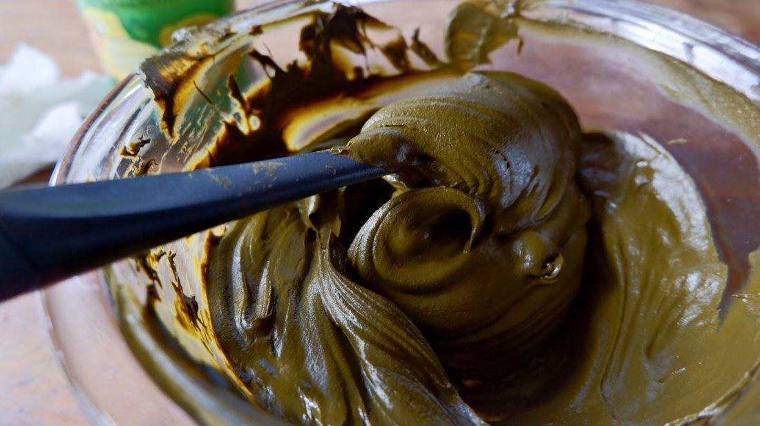 পাকা চুলে মেহেদি ব্যবহার করবেন যেভাবে