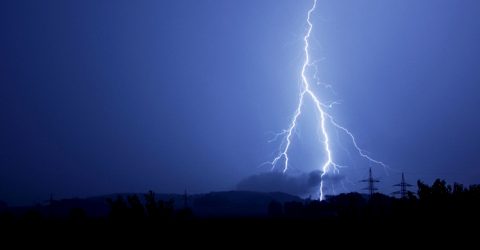 বজ্রপাতে বাবা নিহত, হাসপাতালে ছেলে