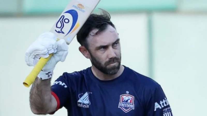 ৪৯ বলে ১০৬, বাবা-মায়ের সামনে ম্যাক্সওয়েলের বিশ্বরেকর্ড