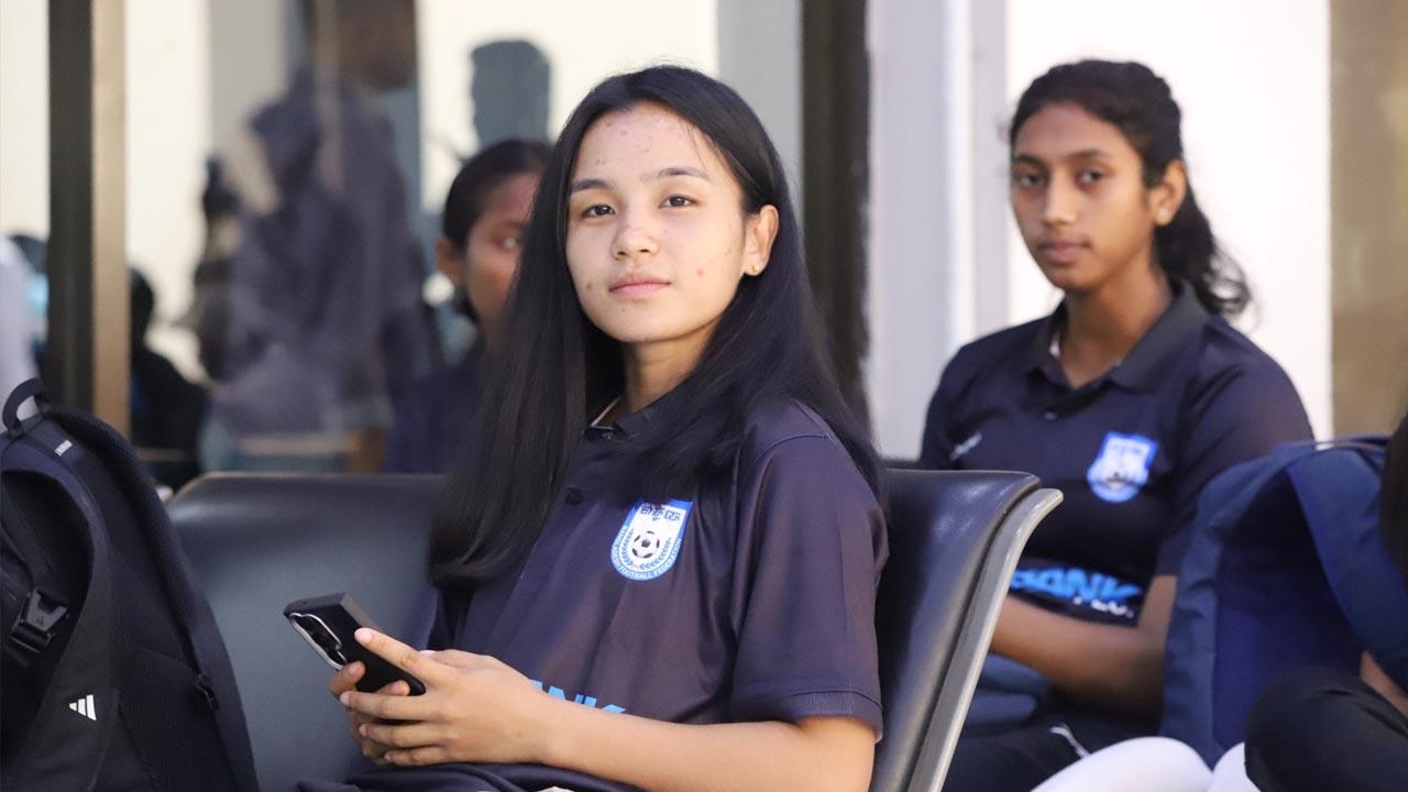 দেশে ফিরলেন ঋতুপর্ণারা, ভিসা জটিলতায় আটকে গেলেন একজন