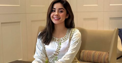 মিষ্টি হাসিতে ধরা দিলেন রোজা