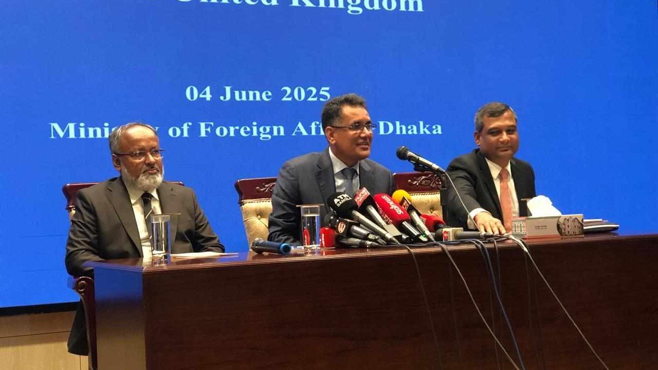 পাচারকৃত অর্থ ফেরতে প্রাধান্য দিয়ে ড. ইউনূসের যুক্তরাজ্য সফর