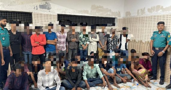 তেজগাঁও থানাধীন কারওয়ান বাজার ও আশপাশ এলাকায় সাঁড়াশি অভিযান: গ্রেফতার ৩০