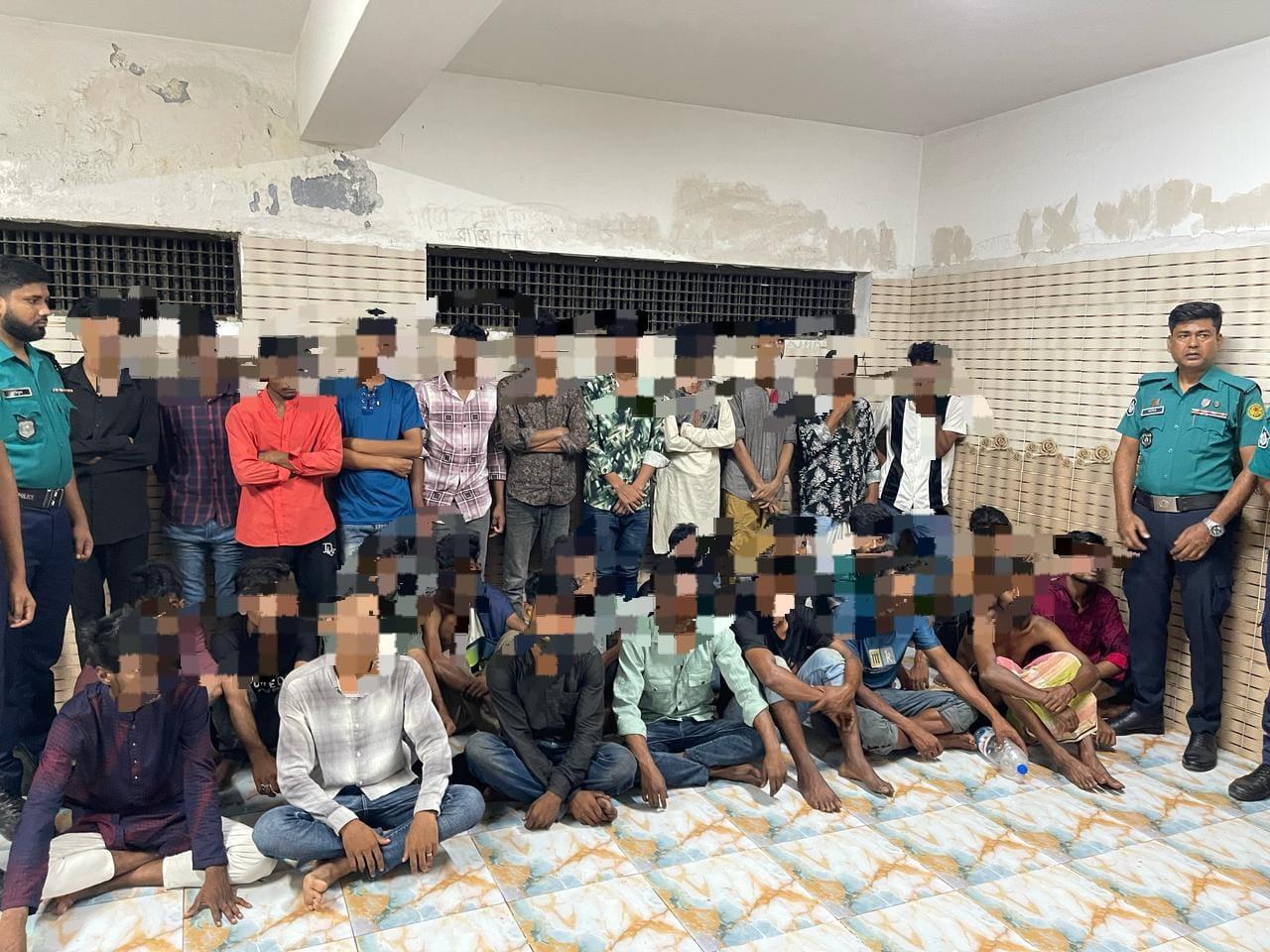 তেজগাঁও থানাধীন কারওয়ান বাজার ও আশপাশ এলাকায় সাঁড়াশি অভিযান: গ্রেফতার ৩০