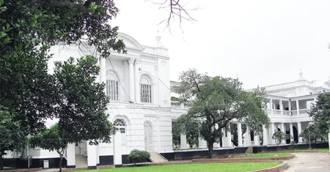 ছাদের কার্নিশে ঝুলন্ত অবস্থায় আমিরকে ছয় রাউন্ড গুলি করে পুলিশ !