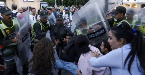 জেন-জিদের বিক্ষোভ বিশ্বজুড়ে, পাল্লাচ্ছে স্বৈরাচাররা