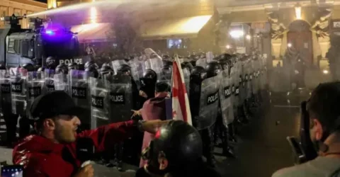 বিক্ষোভে উত্তপ্ত জর্জিয়া, প্রেসিডেন্ট ভবনে ঢোকার চেষ্টা বিক্ষুব্ধ জনতার