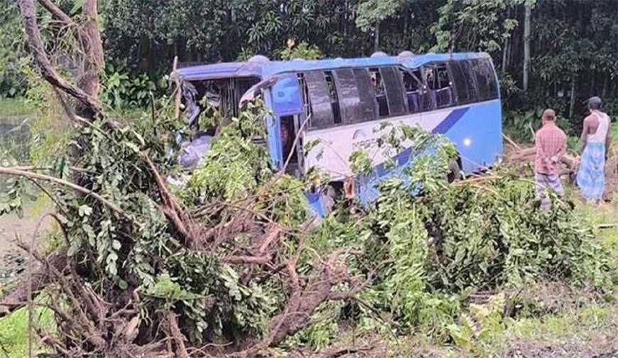 অবৈধ হাট-বাজারের দখলে মহাসড়ক: তীব্র যানজট ও দুর্ঘটনার শঙ্কা
