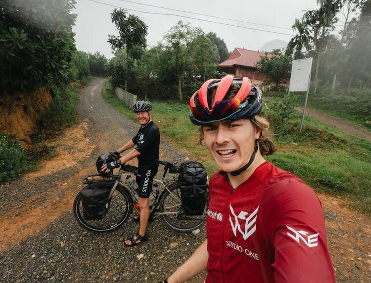 সাইকেলে চড়ে বিশ্বভ্রমণ বাবা-ছেলের