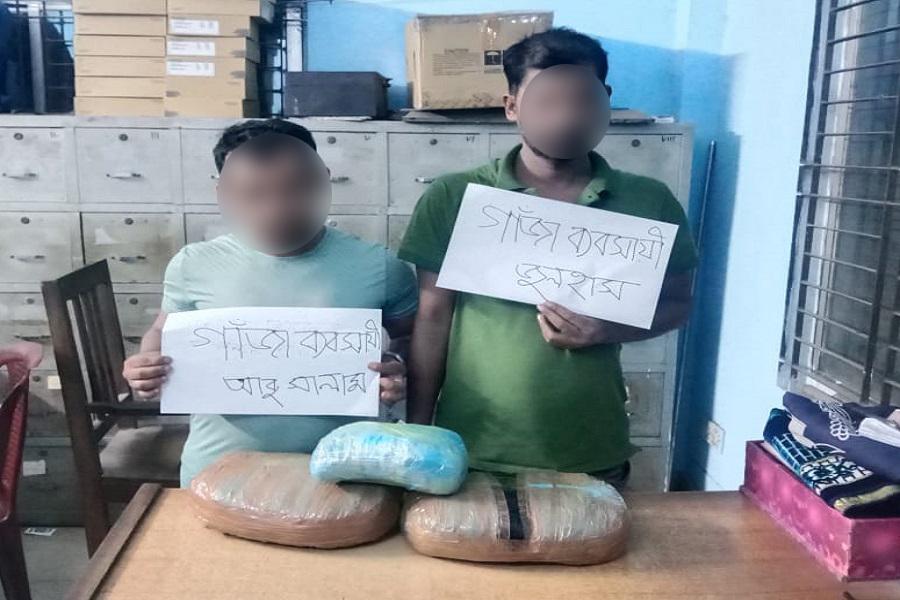 ৫ কেজি গাঁজাসহ দুই মাদক কারবারিকে গ্রেফতার করেছে পুলিশ