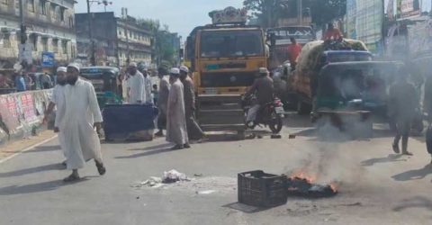 বাসের ধাক্কায় হেফাজতে ইসলামের এক নেতার মৃত্যু, চট্টগ্রামে মহাসড়ক অবরোধ।