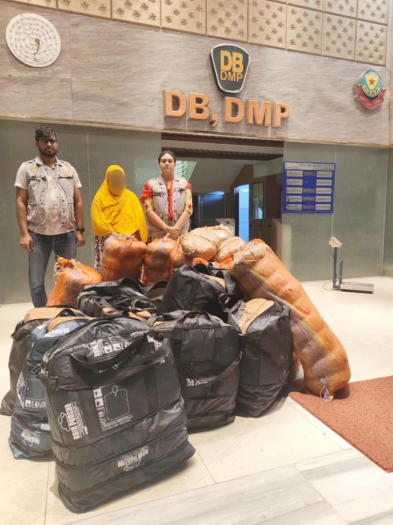 রাজধানীর উত্তরা এলাকা থেকে ২৮৫ কেজি গাঁজাসহ এক নারীকে গ্রেপ্তার করেছে ঢাকা মহানগর গোয়েন্দা পুলিশ (ডিবি)।