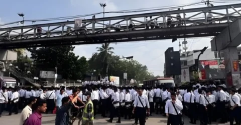 ঢাকা কলেজর শিক্ষার্থীদের অবরোধ সায়েন্স ল্যাব মোড়ে