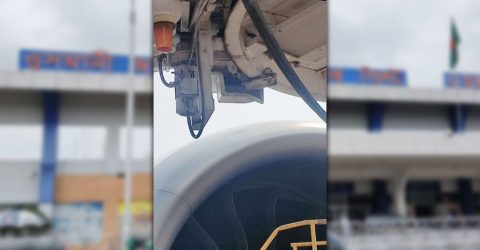 লন্ডনগামী বিমানের সঙ্গে বোর্ডিং ব্রিজের সংঘর্ষ