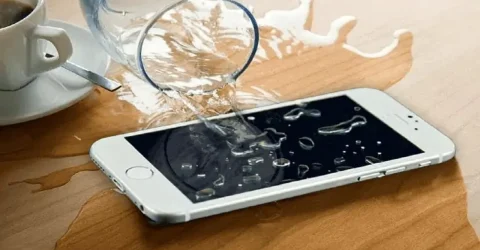 স্মার্টফোন পানিতে পড়লে কী করবেন, আর কী একেবারেই করবেন না