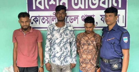যশোরে চিহ্নিত তিন উড়ন্ত ছিনতাইকারী আটক