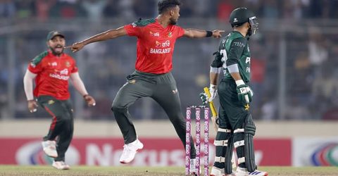 ব্যাটসম্যানদের ব্যর্থতায় হারলে বোলারদের আক্ষেপ হয়?