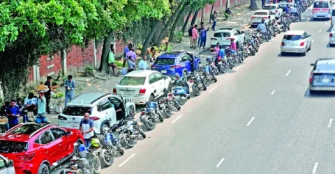 রাজধানীর ফিলিং স্টেশনে দীর্ঘ হচ্ছে লাইন