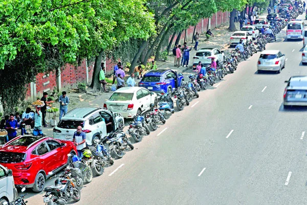 রাজধানীর ফিলিং স্টেশনে দীর্ঘ হচ্ছে লাইন