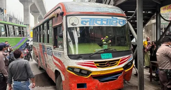 ফার্মগেটে বাসের ধাক্কায় অটোরিকশাচালক নিহত