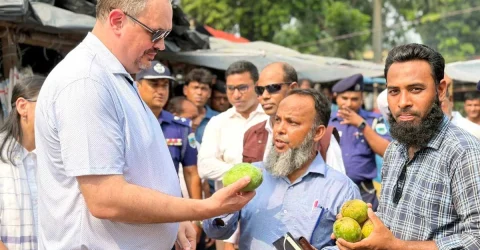 রাজশাহীতে আমের বাজার ঘুরে দেখলেন মার্কিন রাষ্ট্রদূত
