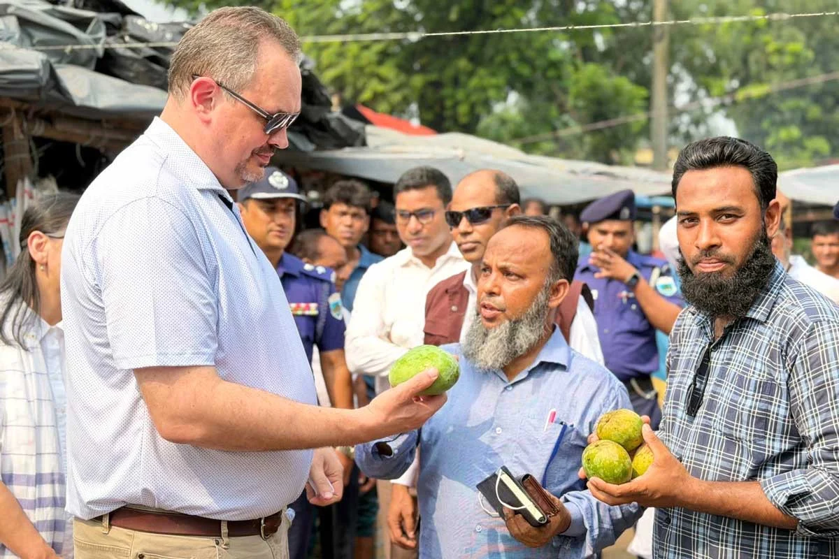 রাজশাহীতে আমের বাজার ঘুরে দেখলেন মার্কিন রাষ্ট্রদূত