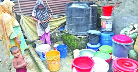 পানি সংকটে বিপর্যস্ত মিরপুরবাসী