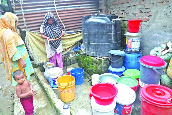 পানি সংকটে বিপর্যস্ত মিরপুরবাসী