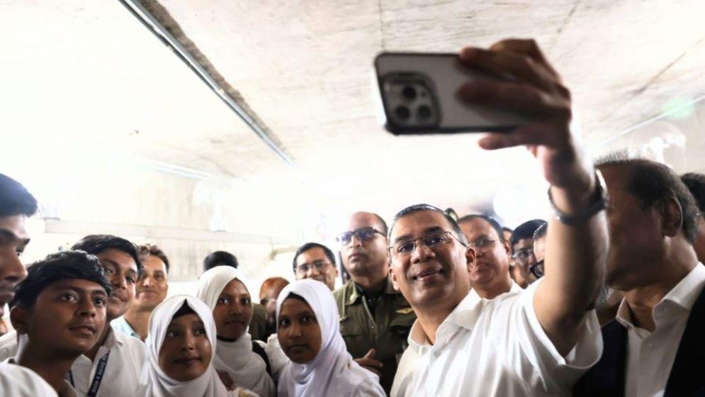 সংসদে প্রধানমন্ত্রীর সেলফিতে উচ্ছ্বসিত কুমিল্লার শিক্ষার্থীরা