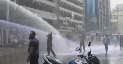 ইসলামী ব্যাংকের প্রধান কার্যালয়ের সামনে বিক্ষোভ, পুলিশের লাঠিচার্জ