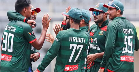 দুই কোটি টাকা বোনাস পাচ্ছে ক্রিকেট দল