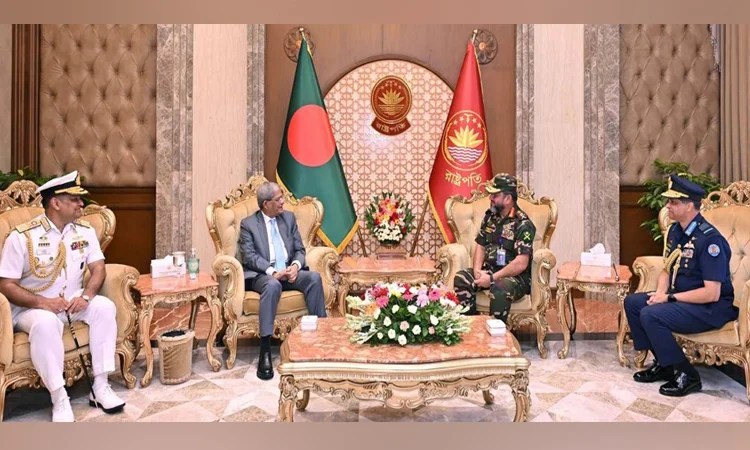 রাষ্ট্রপতির সঙ্গে তিন বাহিনীর প্রধানগণের সৌজন্য সাক্ষাৎ
