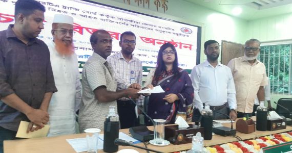 বঙ্গোপসাগরে ইঞ্জিন বিকল বোট থেকে ১৬ জেলেকে উদ্ধার করেছে নৌবাহিনী