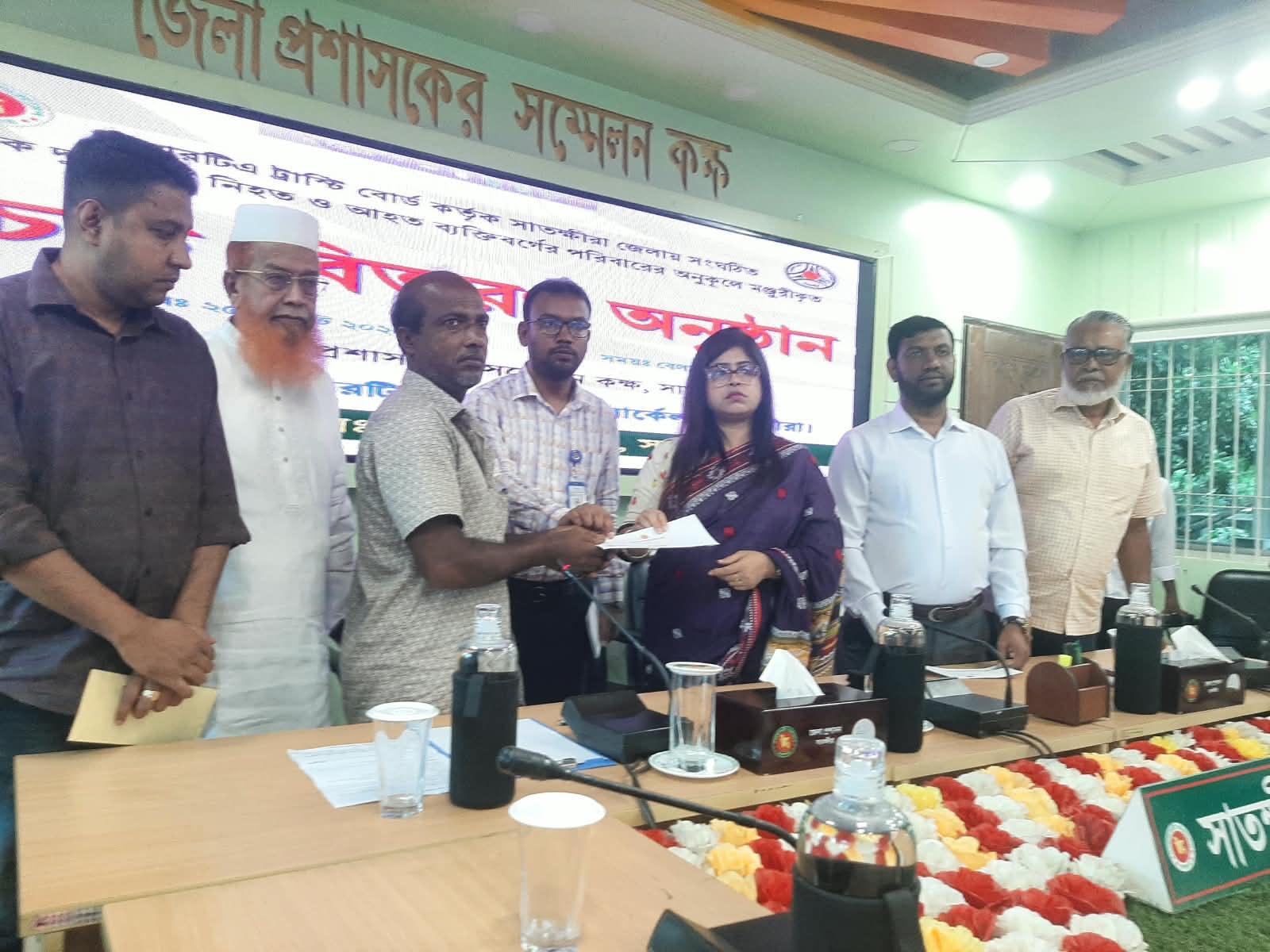 বঙ্গোপসাগরে ইঞ্জিন বিকল বোট থেকে ১৬ জেলেকে উদ্ধার করেছে নৌবাহিনী