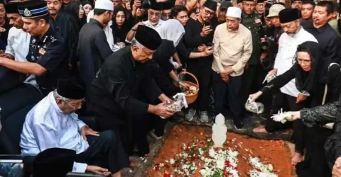জীবনসঙ্গীকে বিদায় জানিয়ে অশ্রুসিক্ত মাহাথির