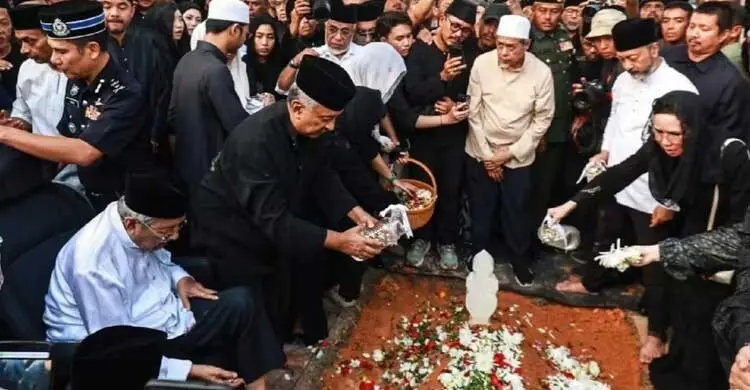 জীবনসঙ্গীকে বিদায় জানিয়ে অশ্রুসিক্ত মাহাথির