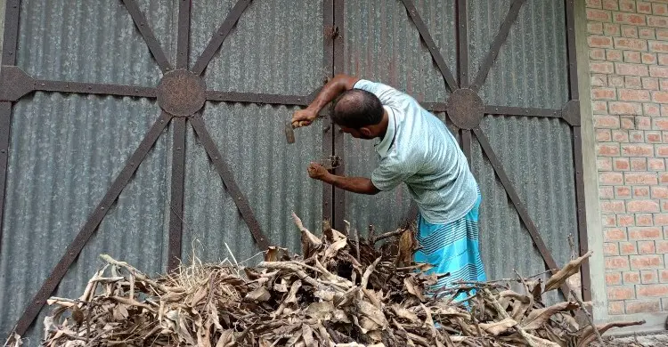 দুই দশক ধরে পরিত্যক্ত খাদ্যগুদাম, বিপাকে কৃষক