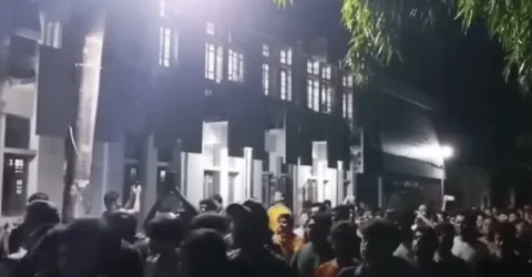 মধ্যরাতে উত্তাল চুয়েট, উপাচার্য ভবনে তালা