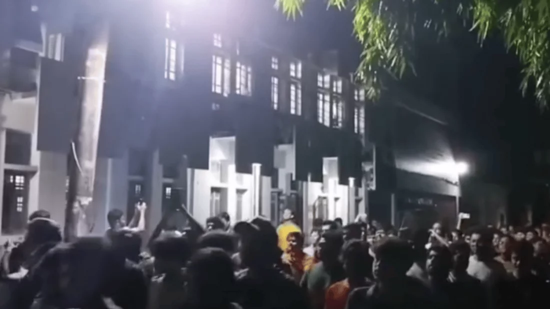 মধ্যরাতে উত্তাল চুয়েট, উপাচার্য ভবনে তালা