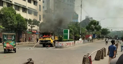 মিরপুরে হকার উচ্ছেদ ঘিরে পুলিশের গাড়ি ভাঙচুর, সিটি কর্পোরেশনের গাড়িতে আগুন